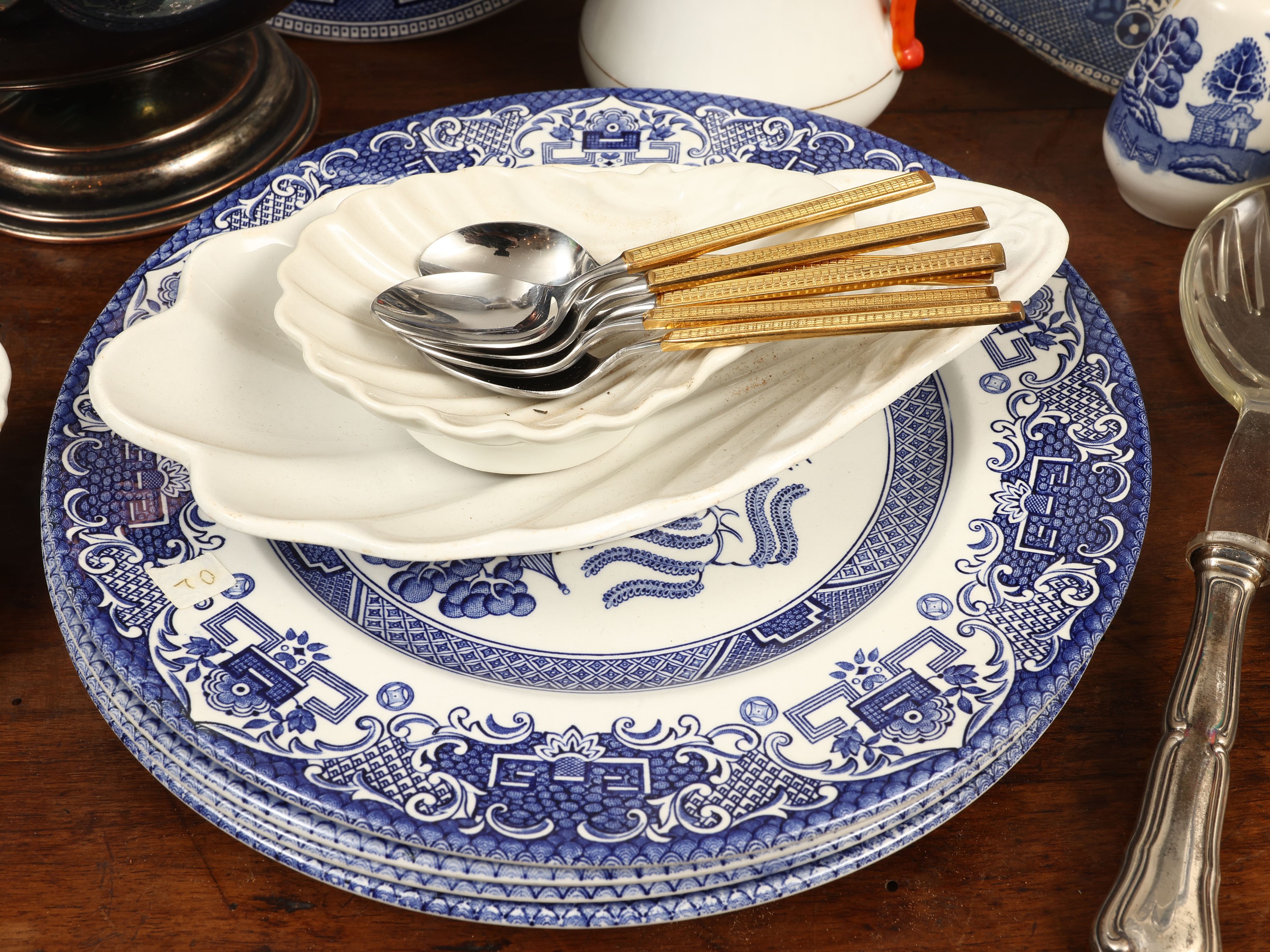 Accessori per la tavola, inclusi piatti in terraglia inglese e posate rivestite in argento