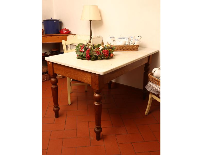 Tavolo rustico da cucina in noce con piano in marmo bianco