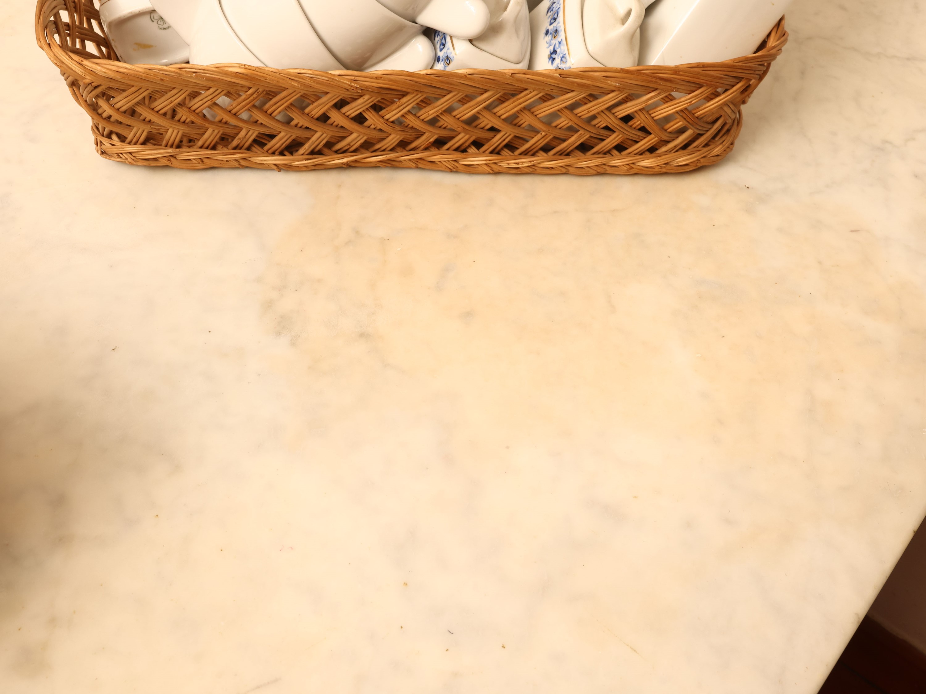 Tavolo rustico da cucina in noce con piano in marmo bianco