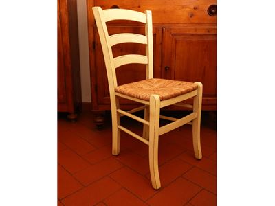 Serie di quattro sedie rustiche in legno laccato bianco con seduta impagliata