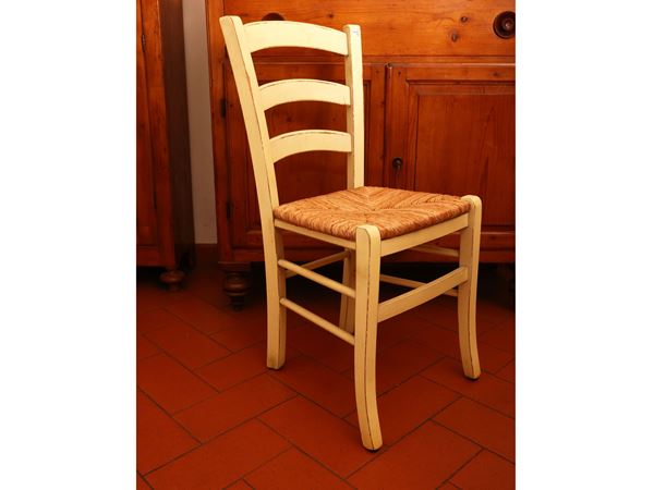 Serie di quattro sedie rustiche in legno laccato bianco