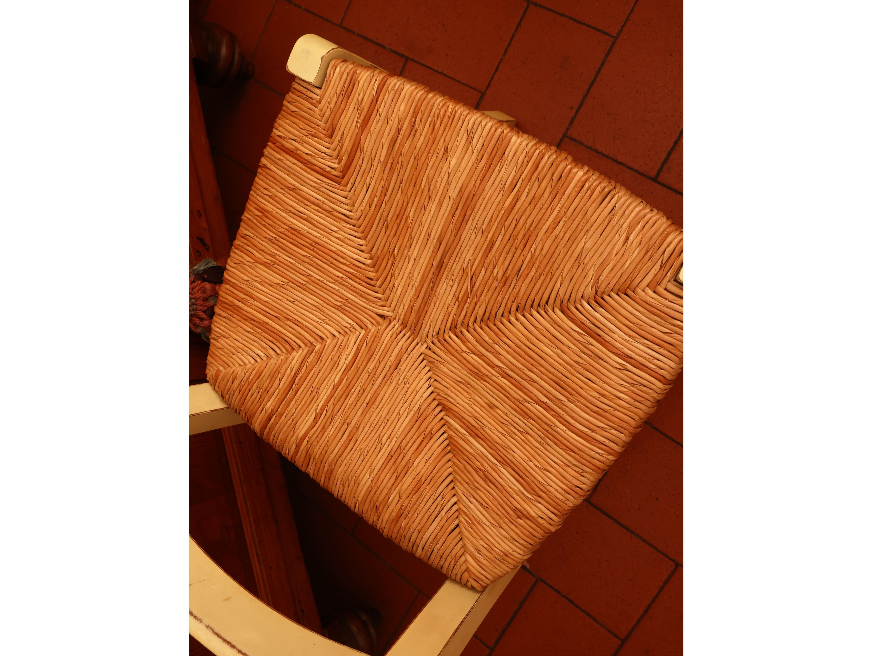 Serie di quattro sedie rustiche in legno laccato bianco con seduta impagliata