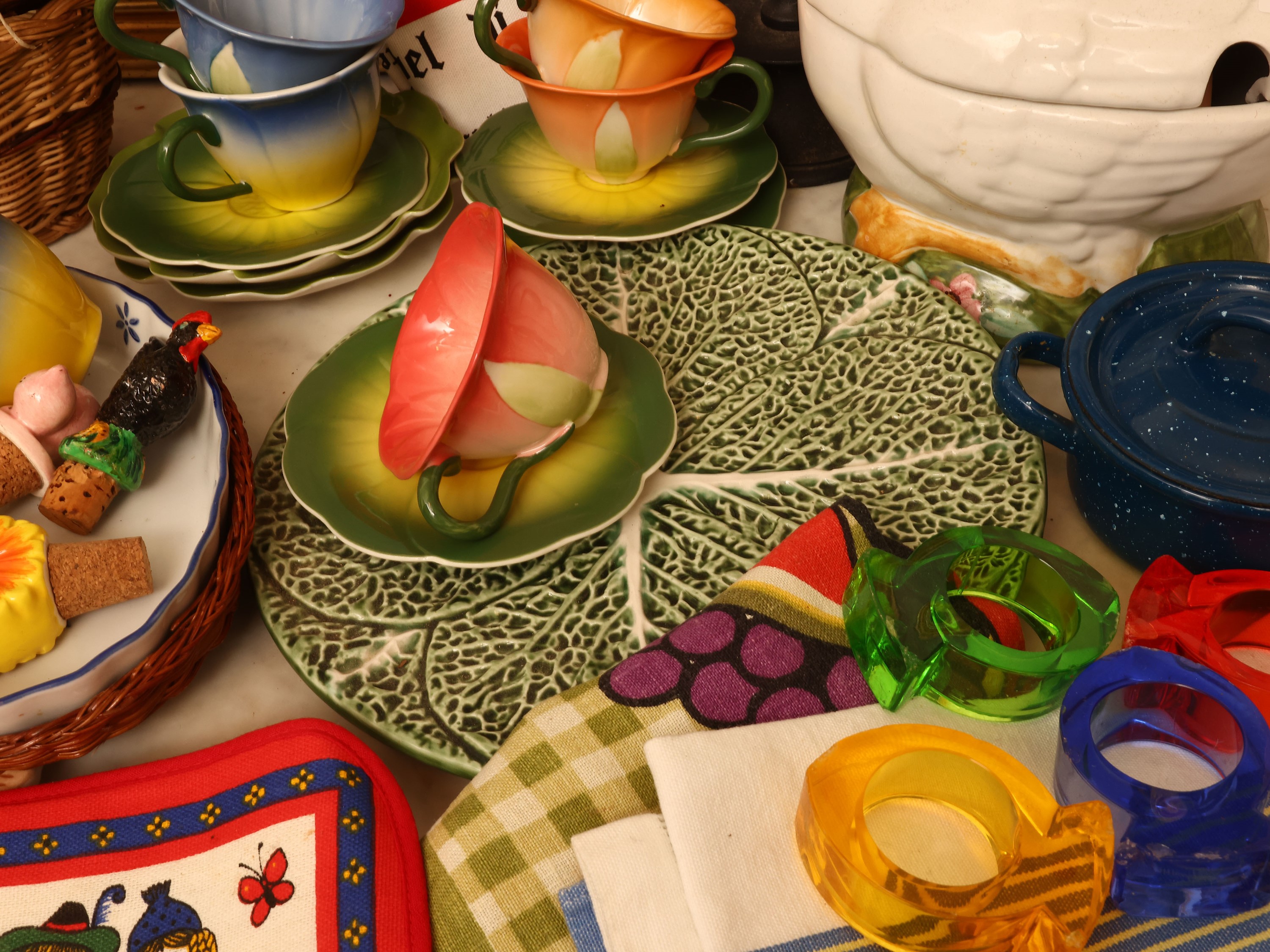 Decorazioni rustiche per la tavola e la cucina, vari accessori in ceramica e vimini