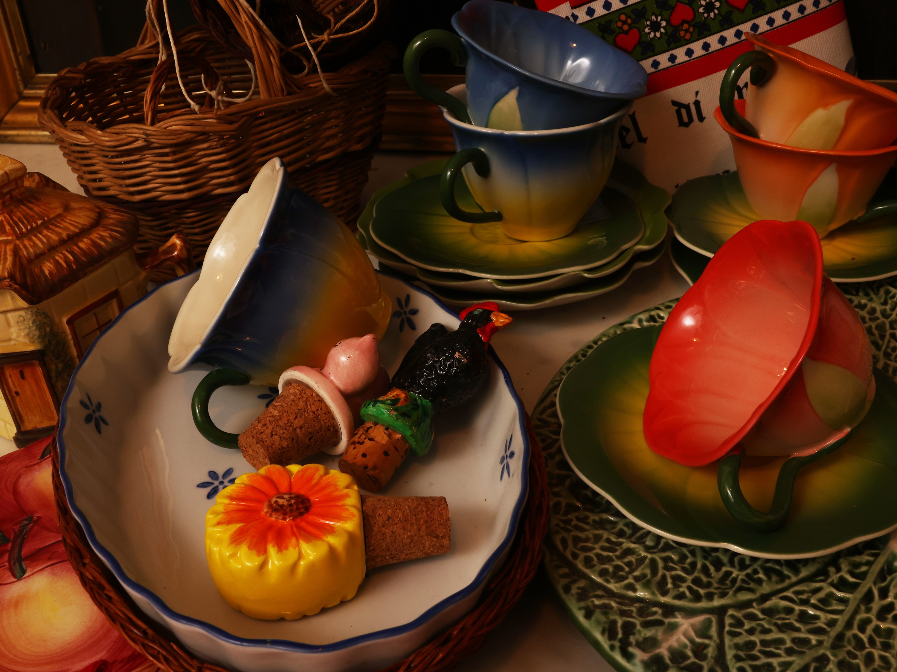 Decorazioni rustiche per la tavola e la cucina, vari accessori in ceramica e vimini
