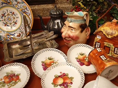 Miscellanea di stravaganze e curiosità, accessori da collezione per la tavola e oggetti decorativ...