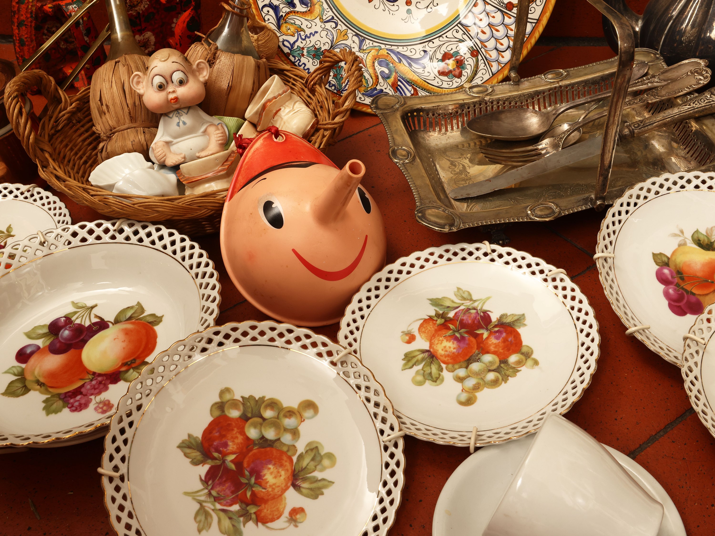 Miscellanea di stravaganze e curiosità, accessori da collezione per la tavola e oggetti decorativ...