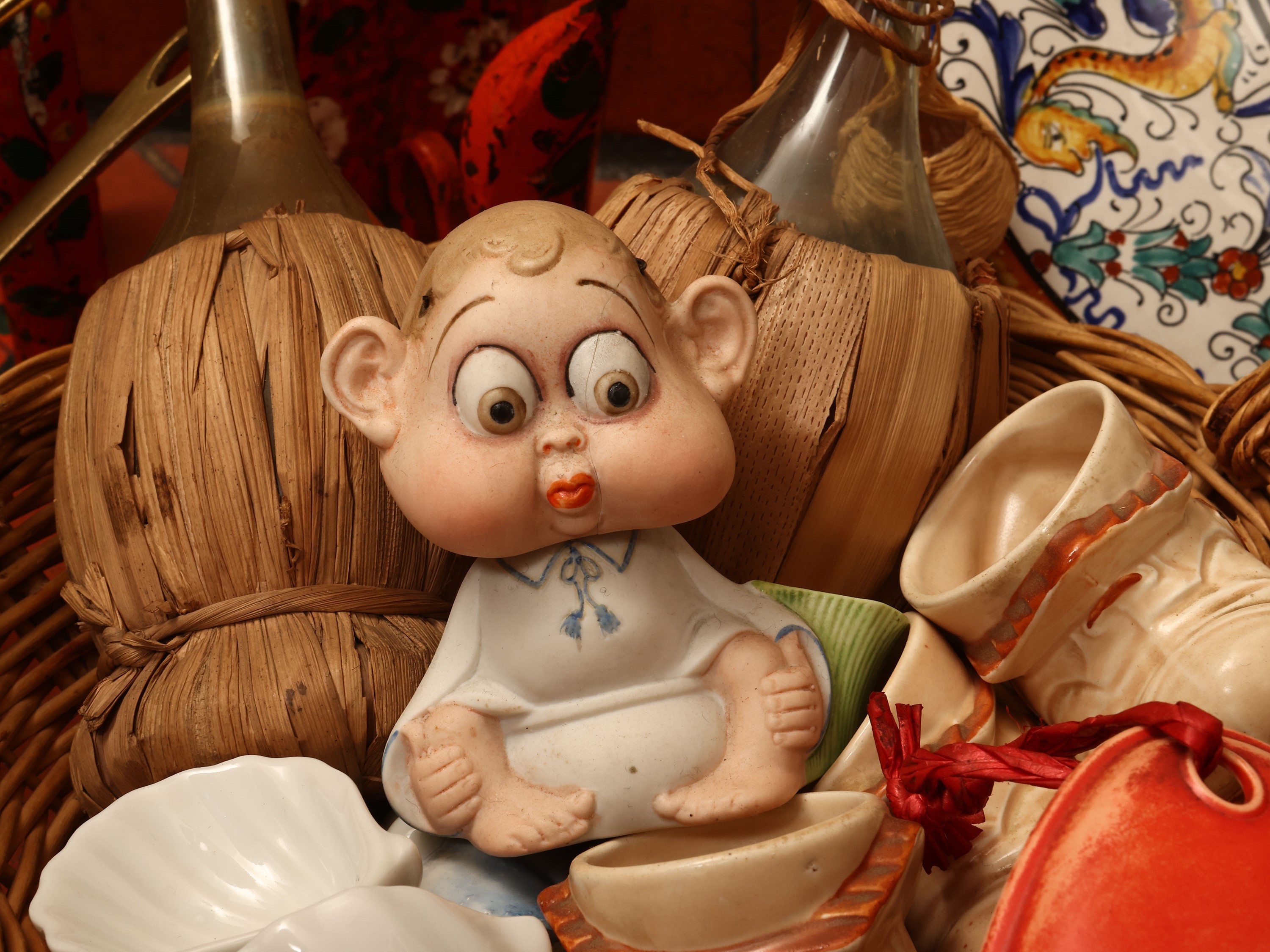 Miscellanea di stravaganze e curiosità, accessori da collezione per la tavola e oggetti decorativ...