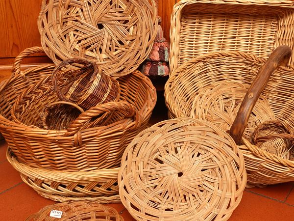 Lotto di ceste in vimini e paglia
