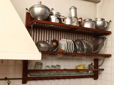 Piattaia da cucina in legno tenero, tre ripiani a giorno