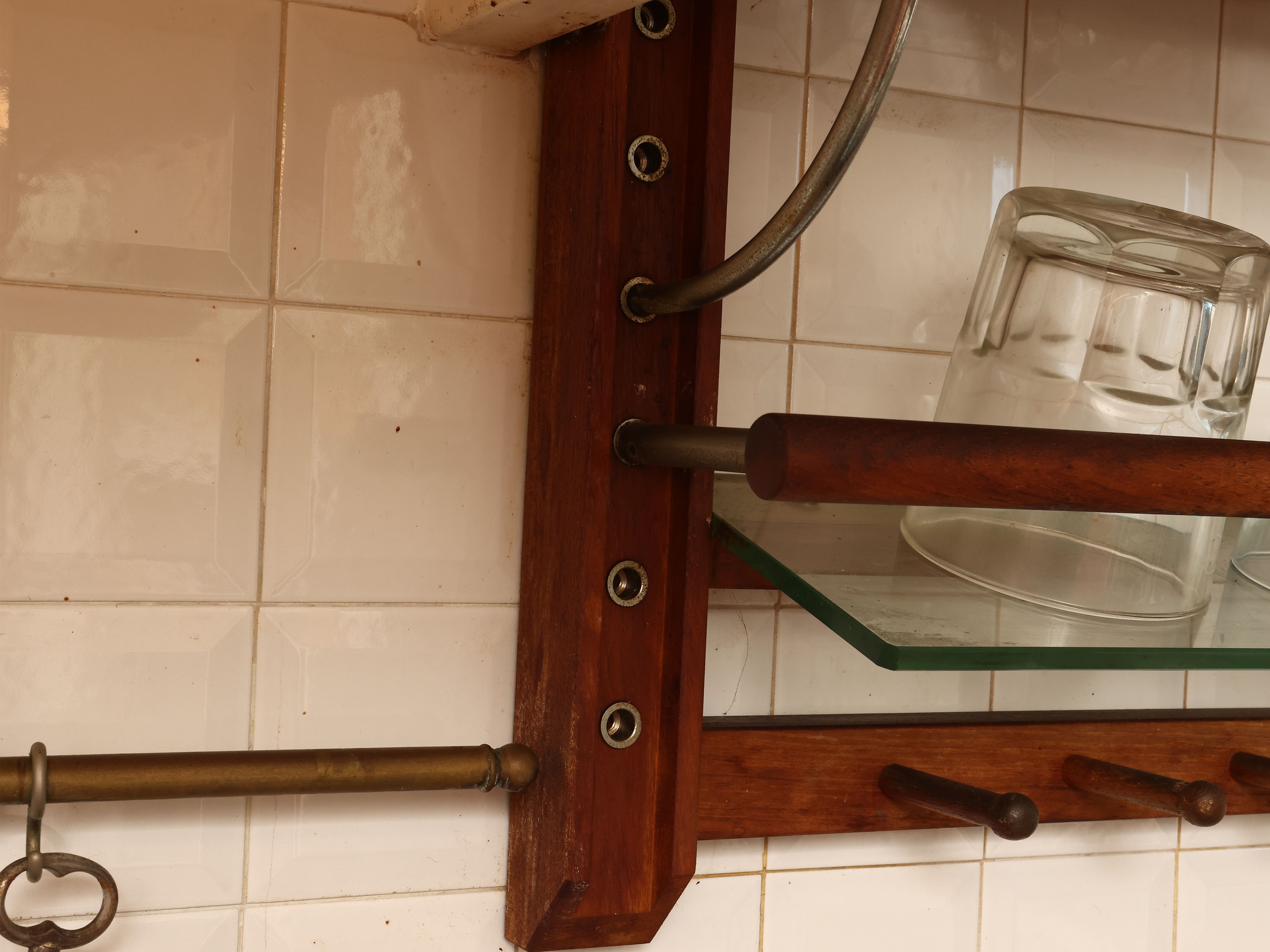 Piattaia da cucina in legno tenero, tre ripiani a giorno