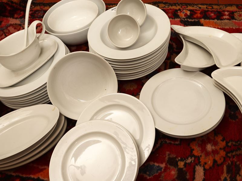 Set da tavola in porcellana bianca, composto da 8 piatti piani, 10 piatti fondi, 6 lunette da ins...