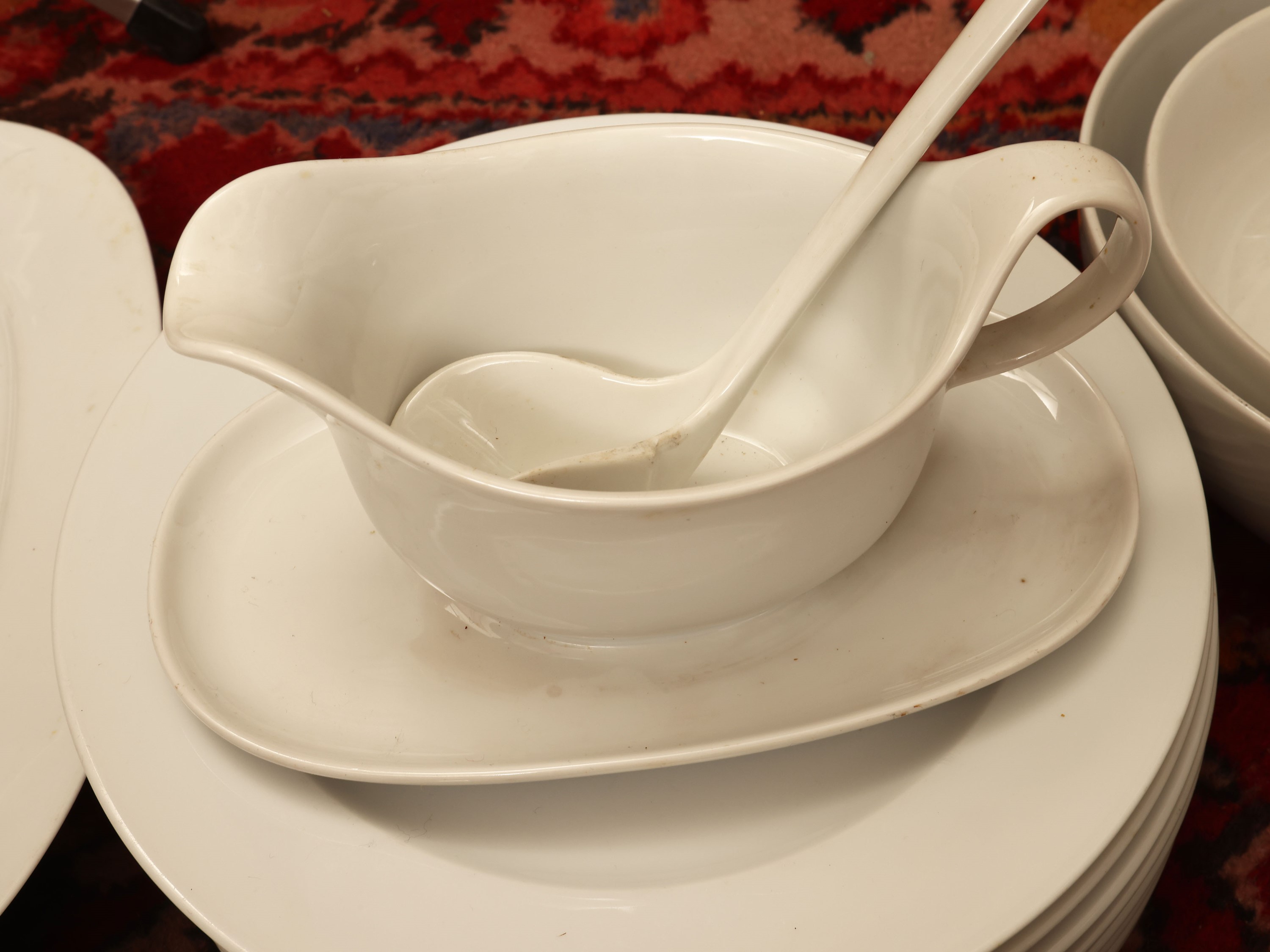Set da tavola in porcellana bianca, composto da 8 piatti piani, 10 piatti fondi, 6 lunette da ins...