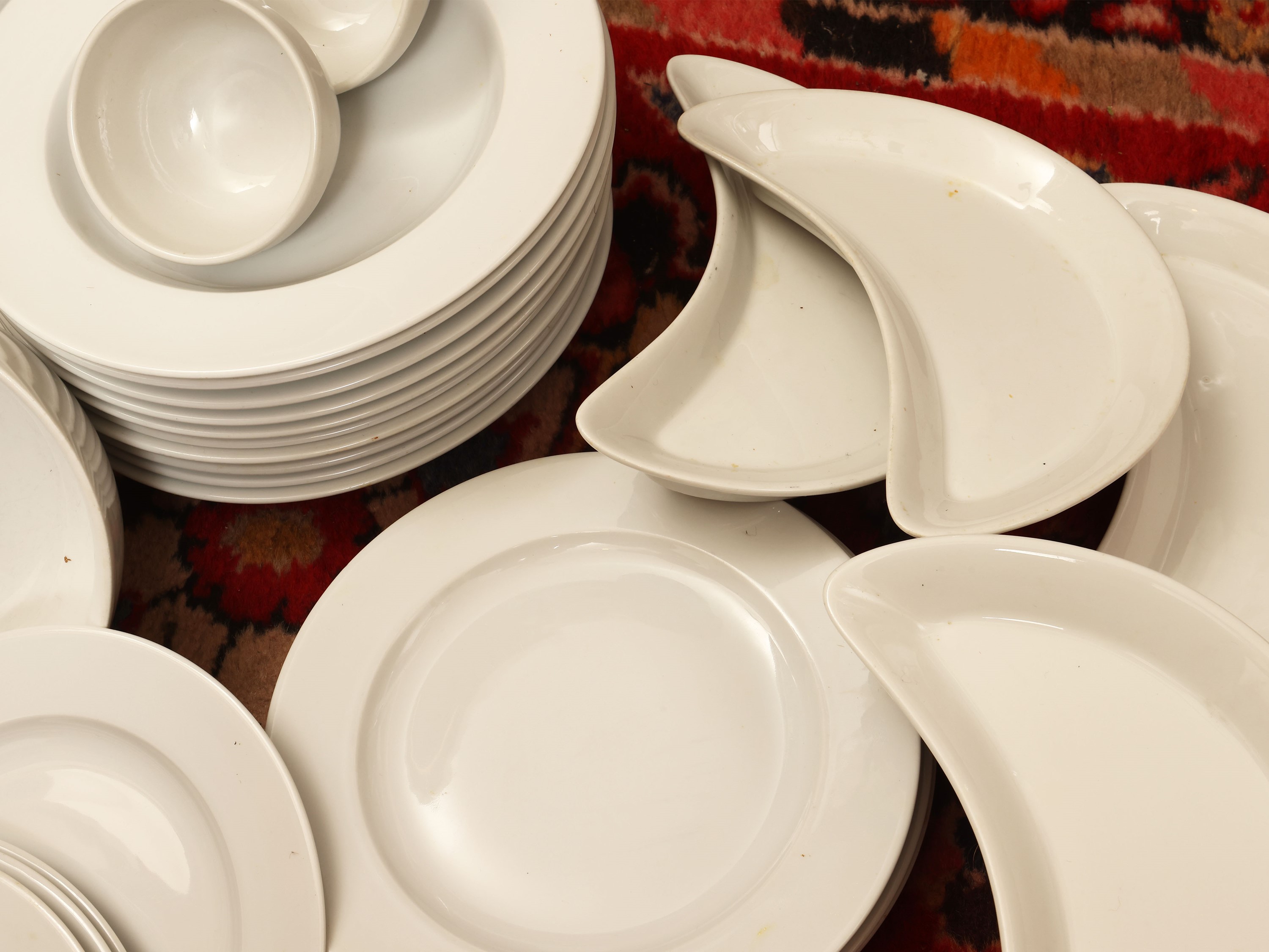 Set da tavola in porcellana bianca, composto da 8 piatti piani, 10 piatti fondi, 6 lunette da ins...