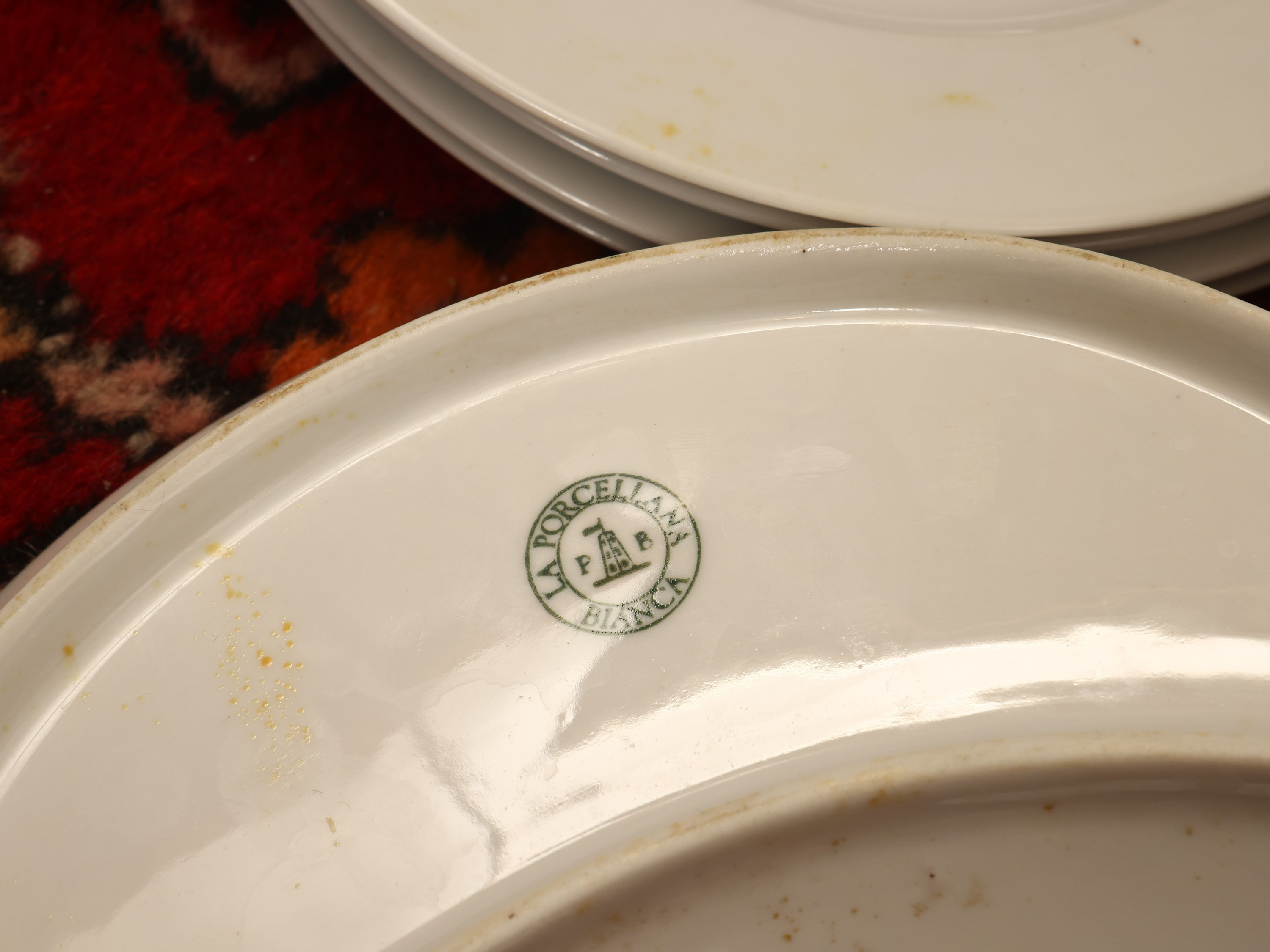 Set da tavola in porcellana bianca, composto da 8 piatti piani, 10 piatti fondi, 6 lunette da ins...
