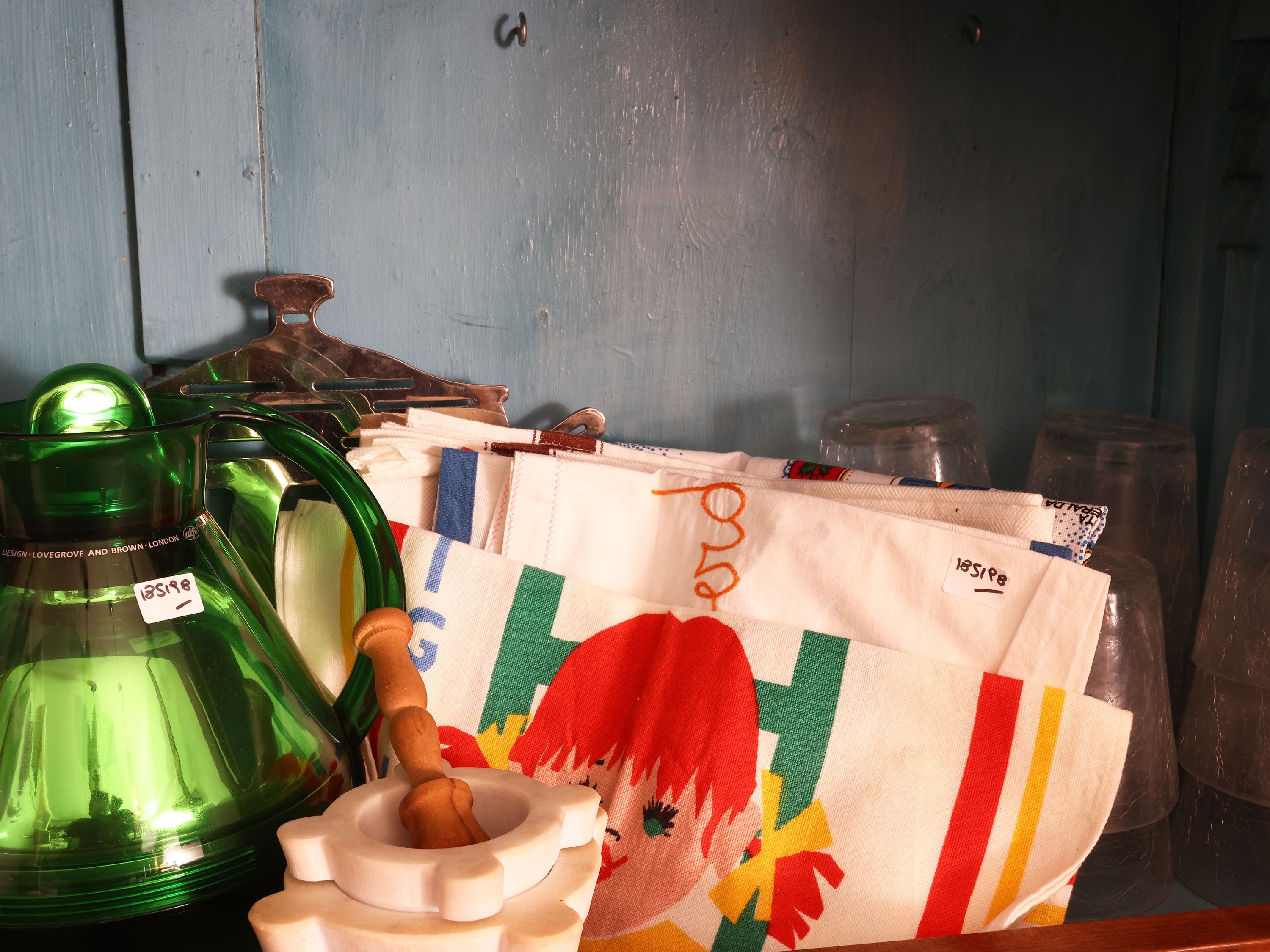 Oggetti decorativi per tavola e cucina, assortimento di ceramiche e vetro