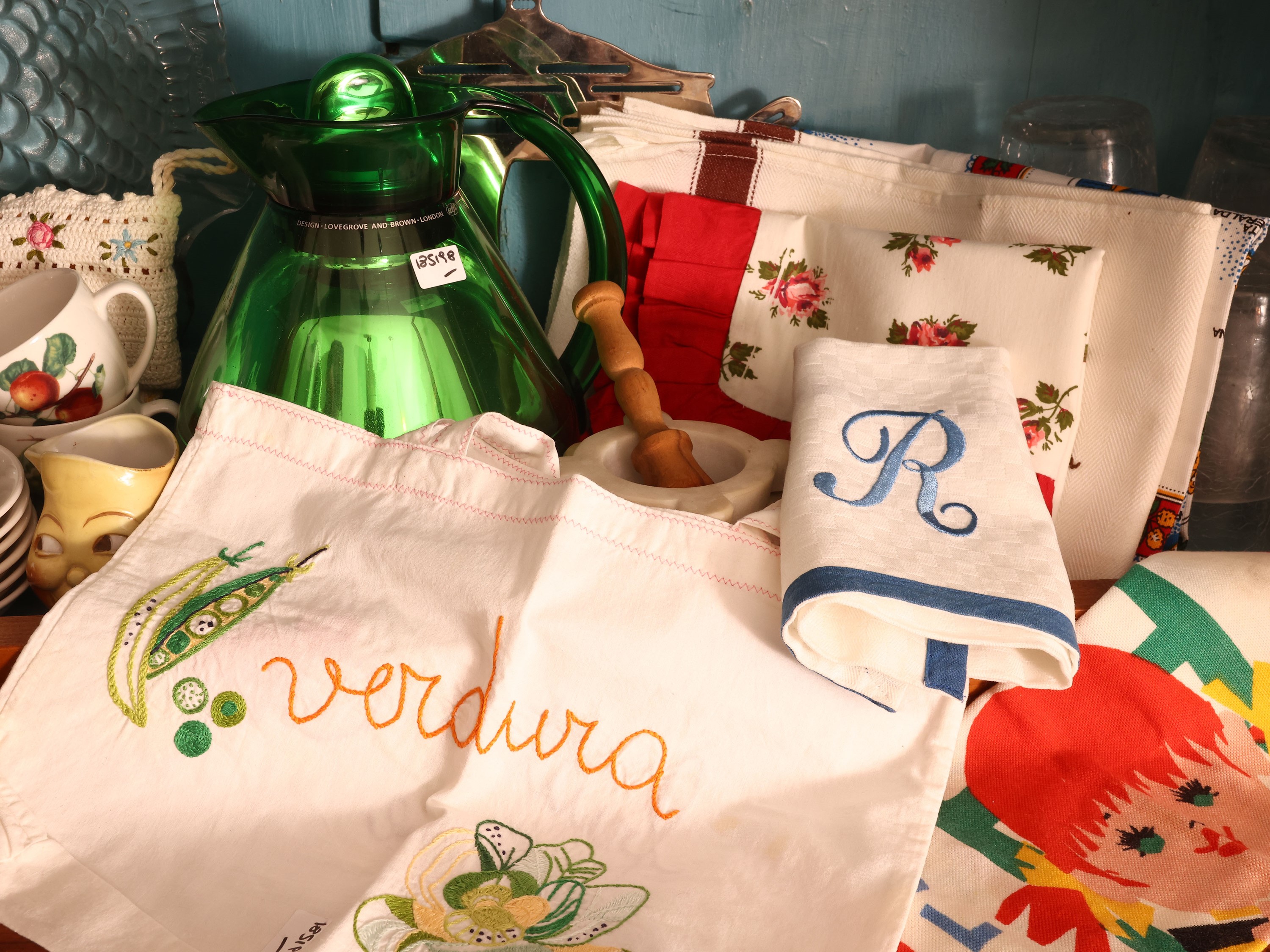 Oggetti decorativi per tavola e cucina, assortimento di ceramiche e vetro