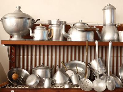 Assortimento di accessori d'epoca da cucina in alluminio