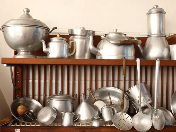 Assortimento di accessori d'epoca da cucina in alluminio
