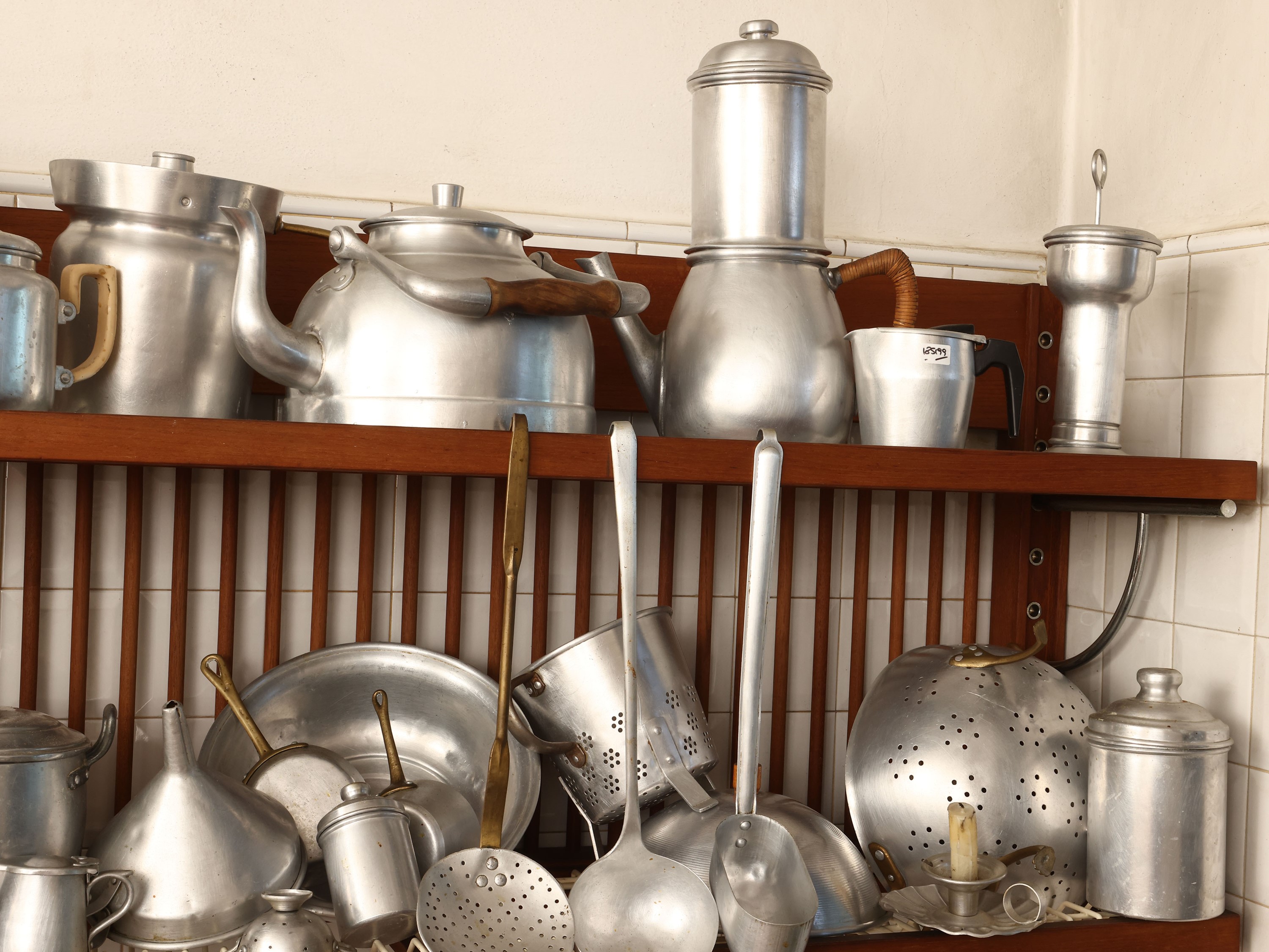 Assortimento di accessori d'epoca da cucina in alluminio