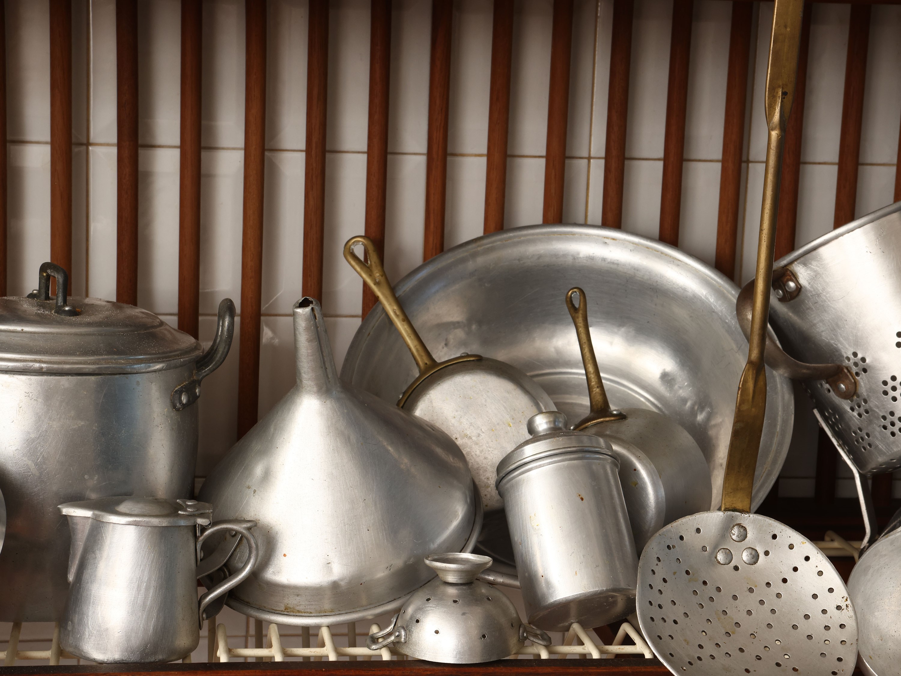 Assortimento di accessori d'epoca da cucina in alluminio