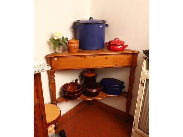 Angoliera rustica in legno tenero