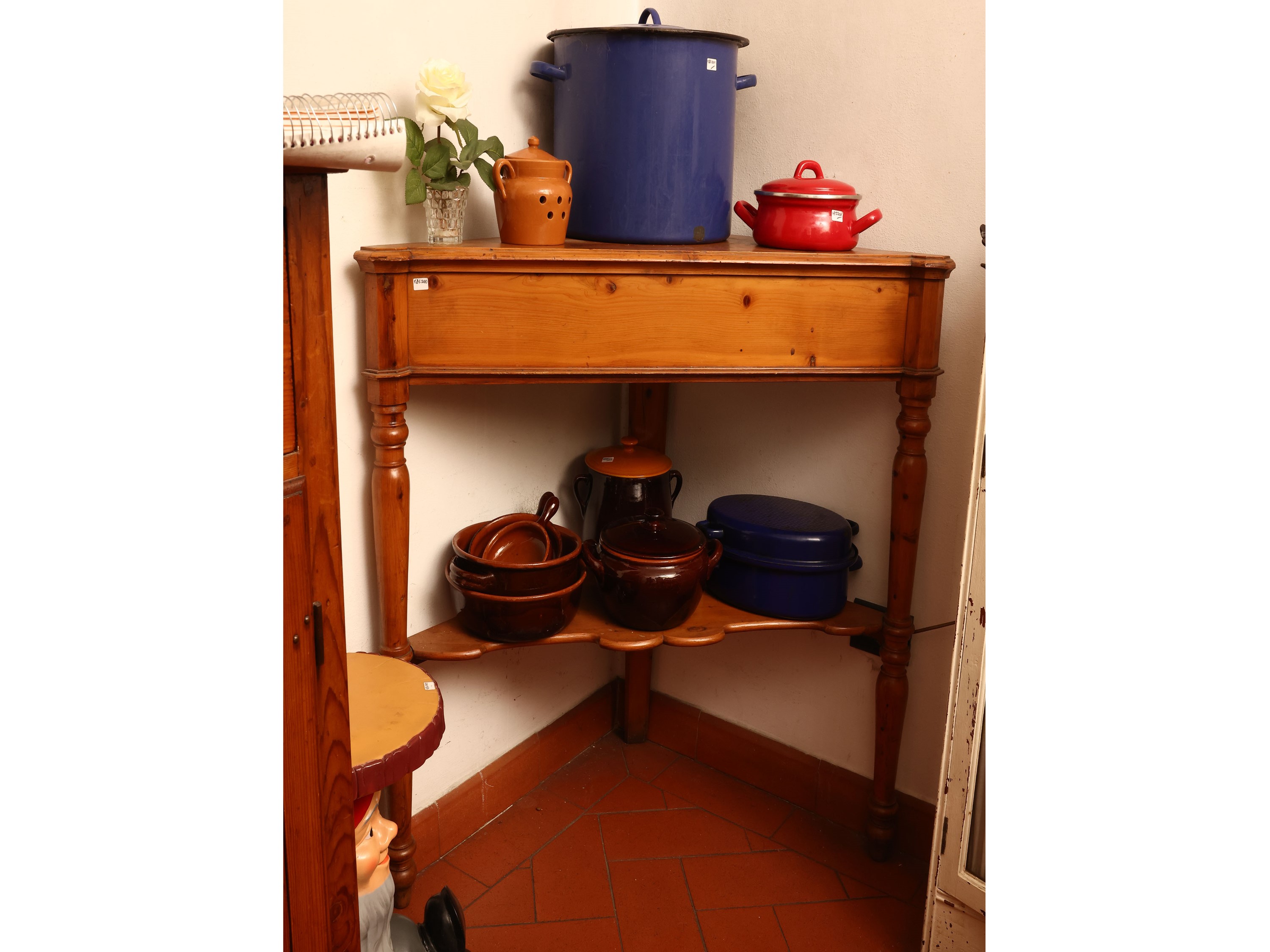 Angoliera rustica in legno tenero, h cm 91x64x64