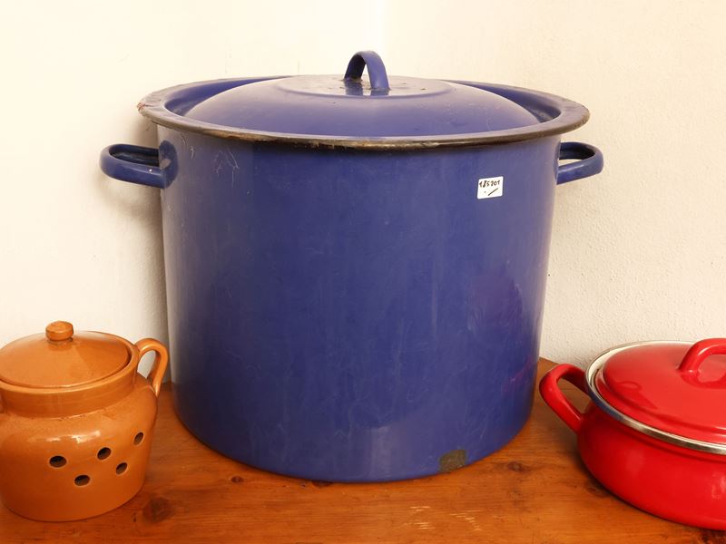 Accessori da cucina in terracotta e metallo smaltato, assortimento di pentole, casseruole e tegam...