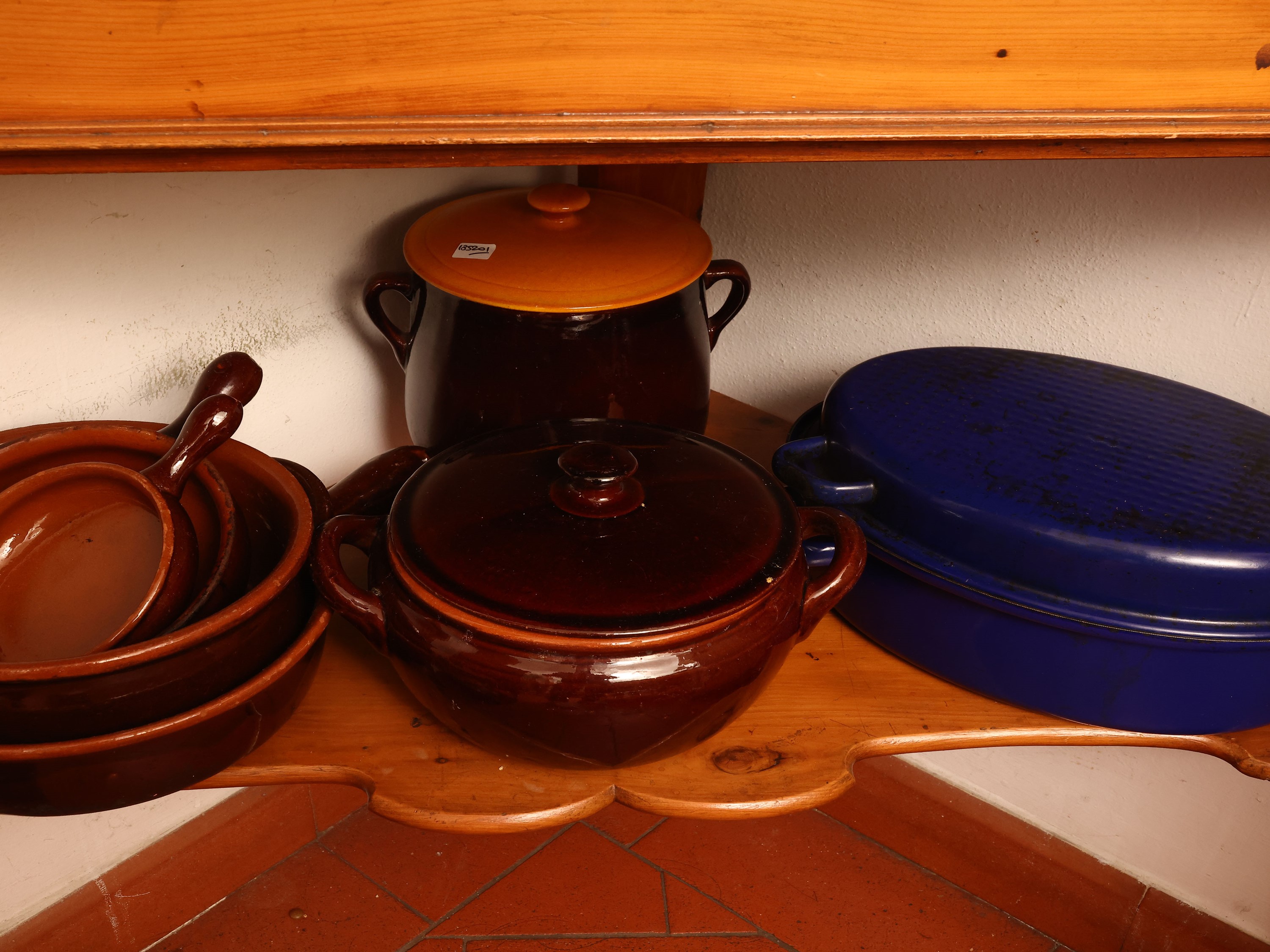 Accessori da cucina in terracotta e metallo smaltato, assortimento di pentole, casseruole e tegam...