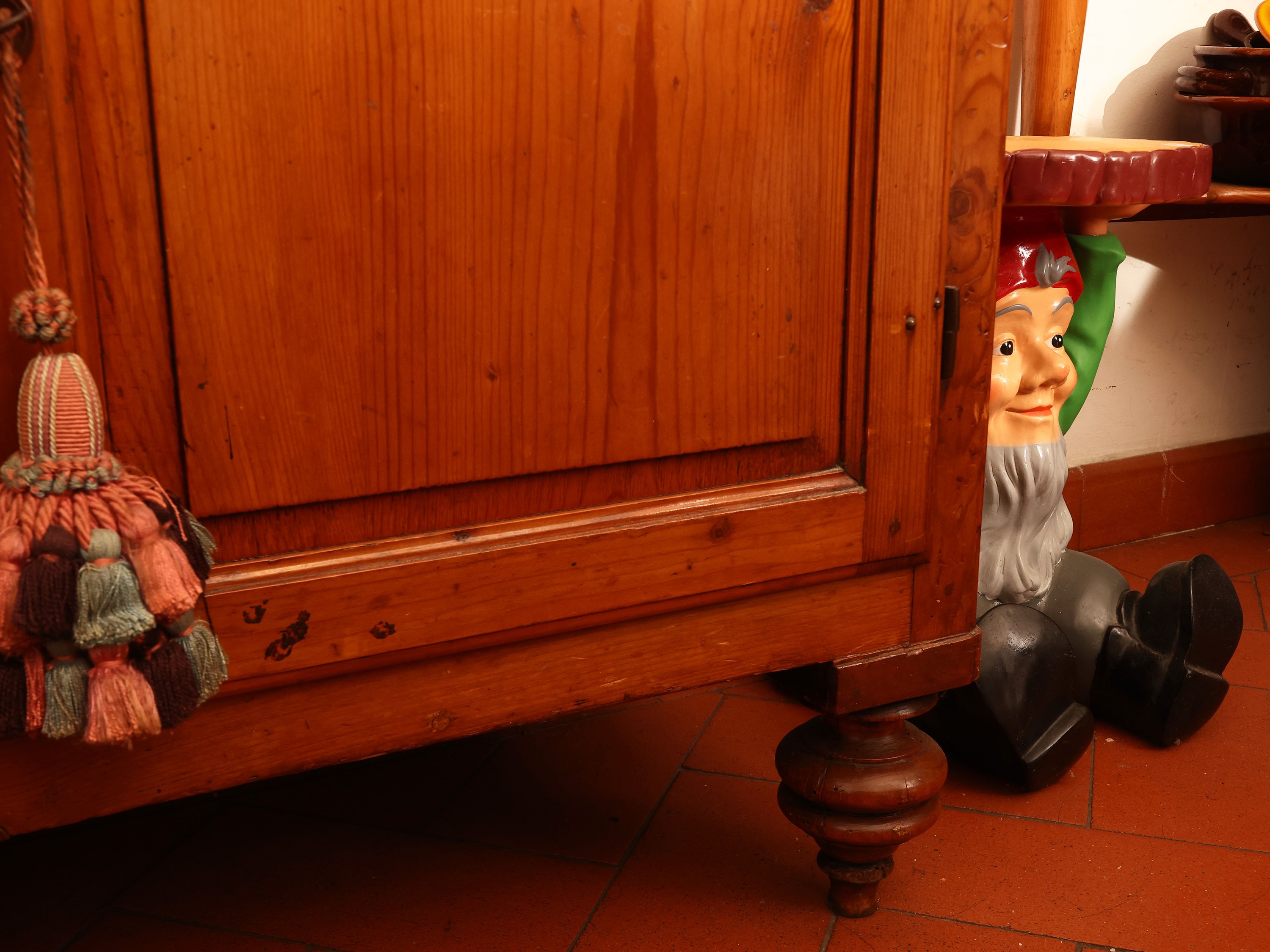 Credenza a due corpi, legno tenero, seconda metà del XIX secolo