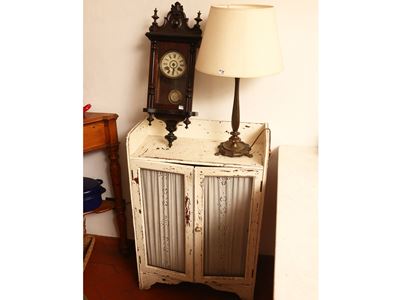 Arredi decorativi, stipo laccato bianco, lume da tavolo e orologio a pendolo in noce