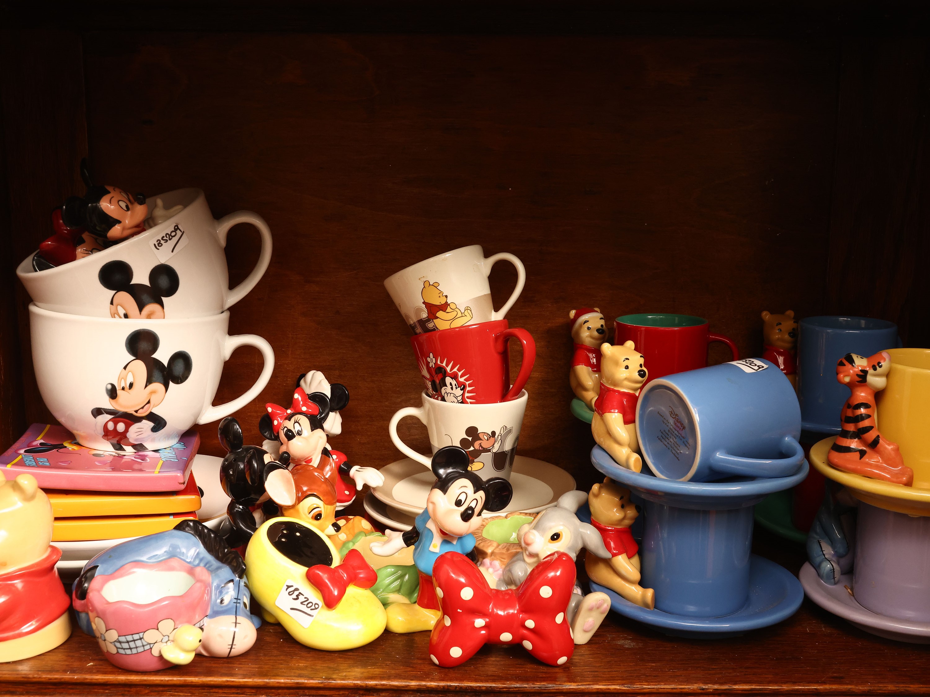 Collezione di accessori da tavola Disney: tazze, tazzine, saliere e portauovo