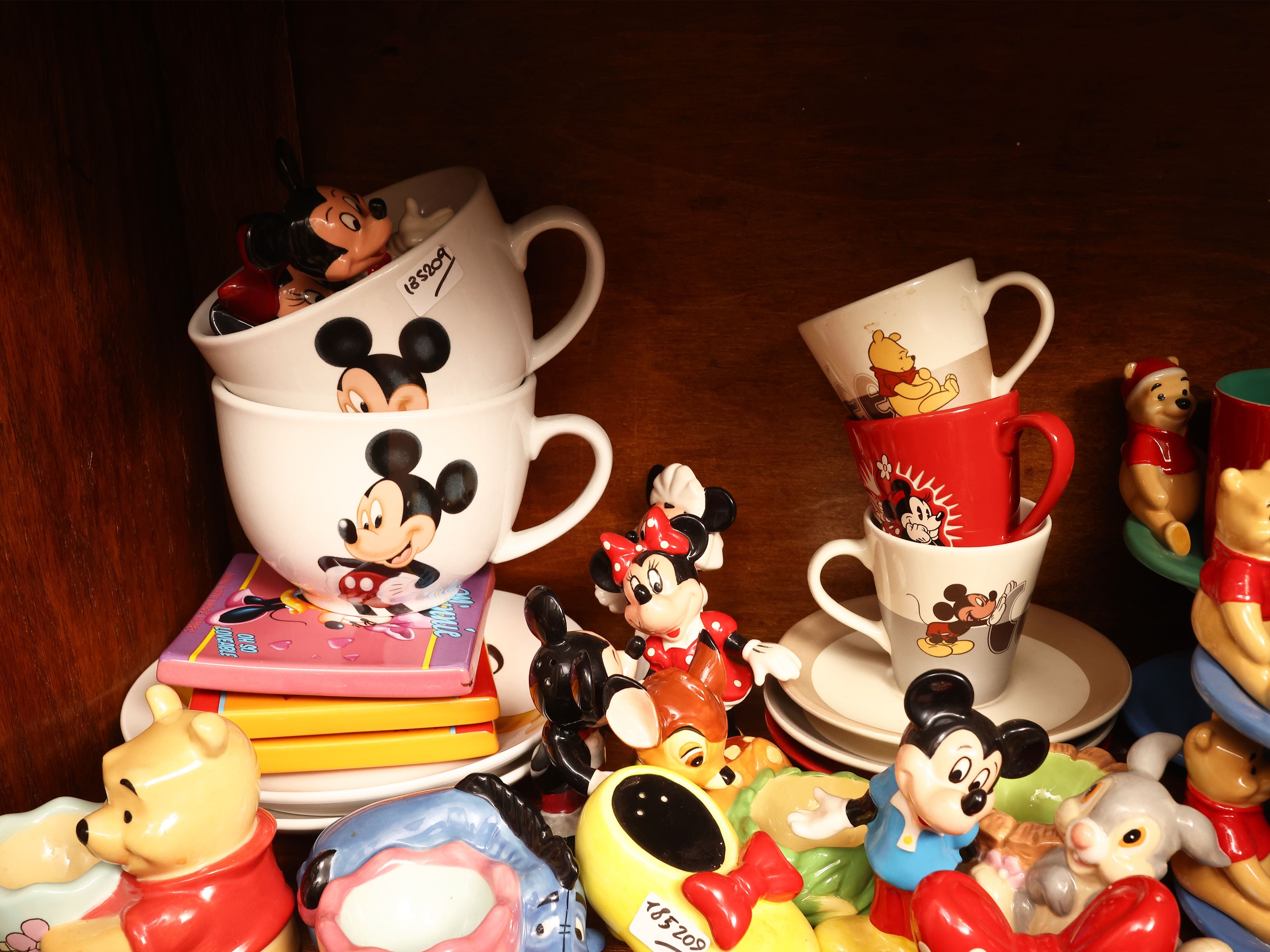 Collezione di accessori da tavola Disney: tazze, tazzine, saliere e portauovo