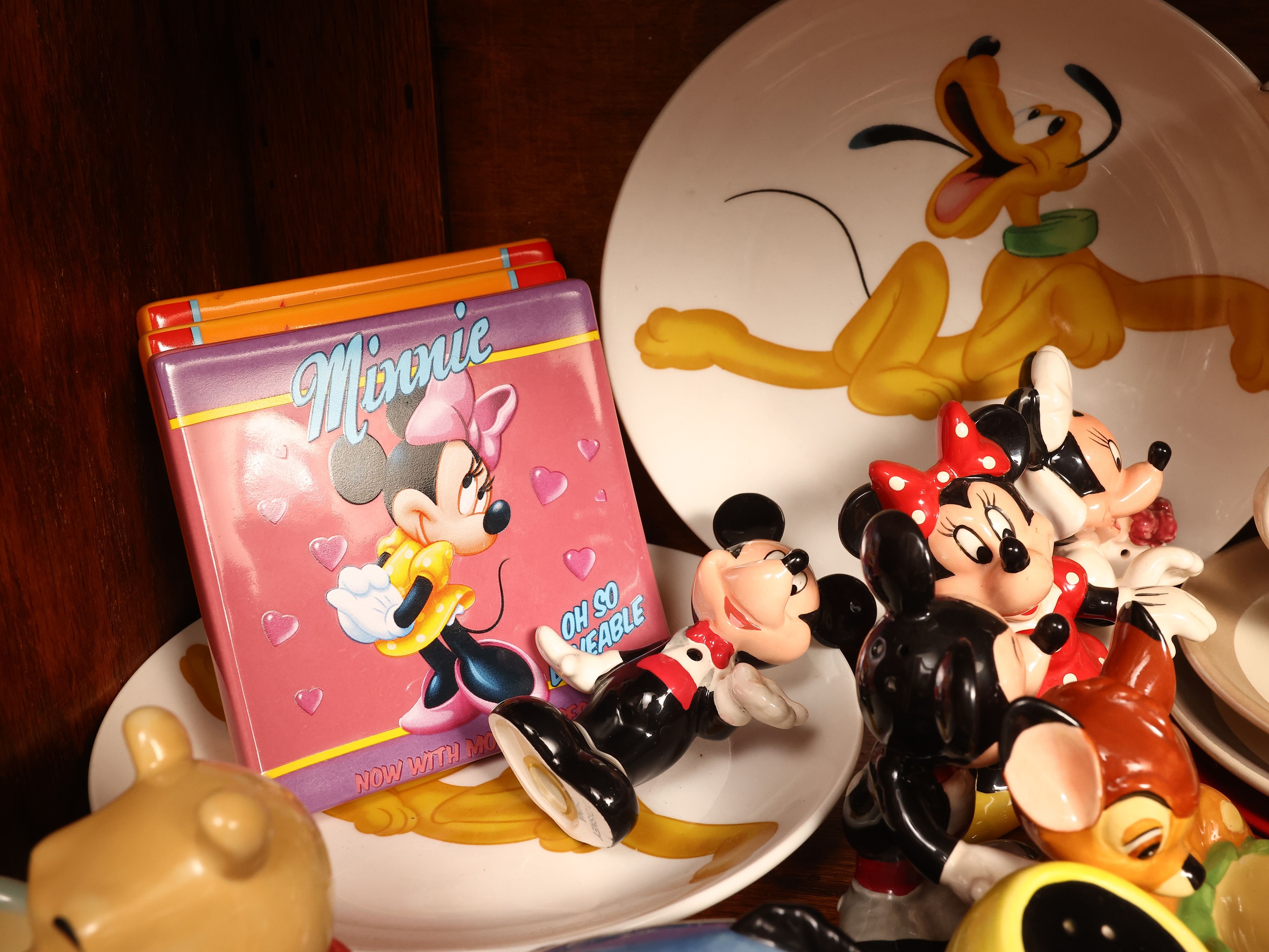 Collezione di accessori da tavola Disney: tazze, tazzine, saliere e portauovo