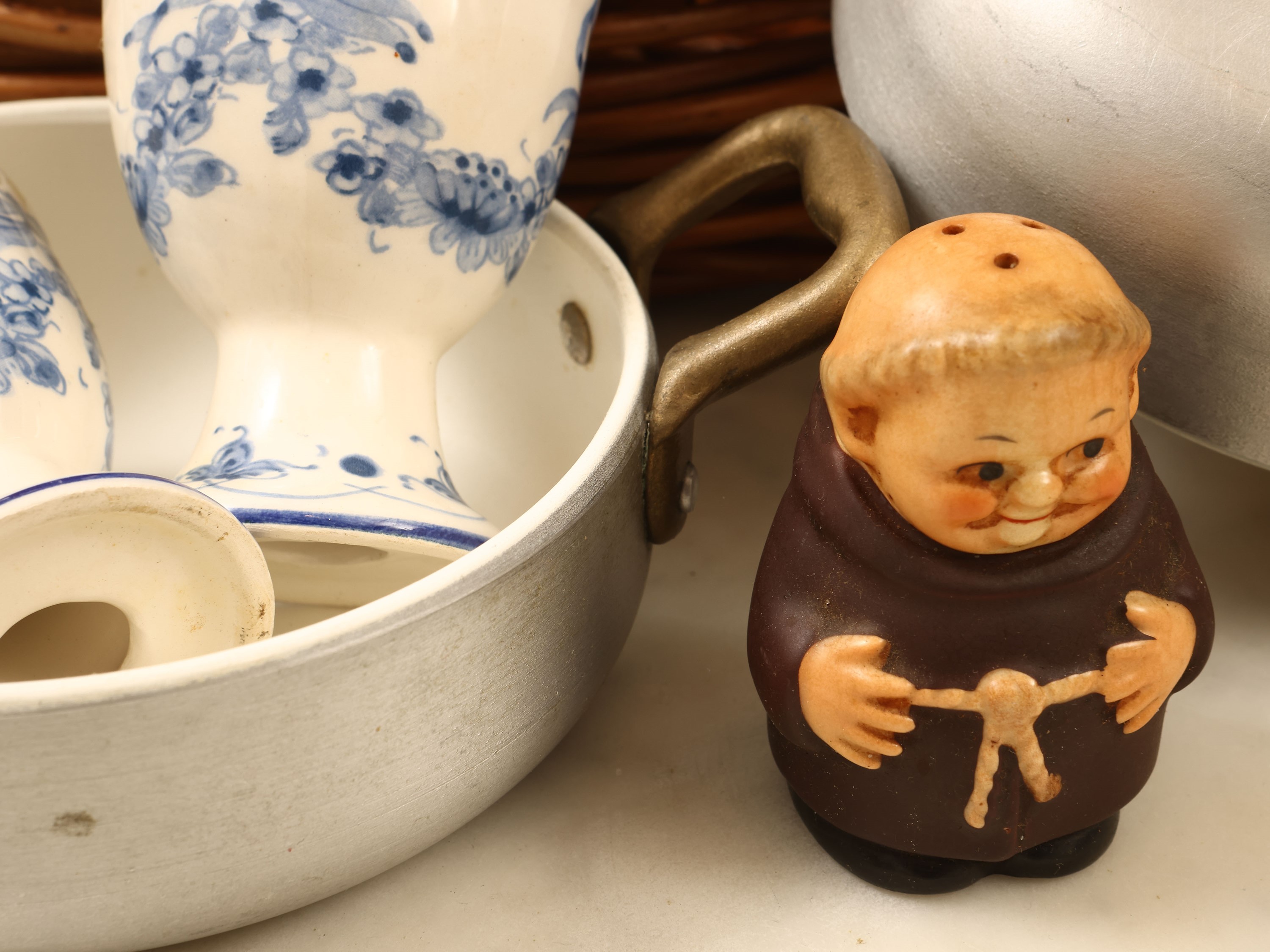 Miscellanea di accessori per la tavola e la cucina