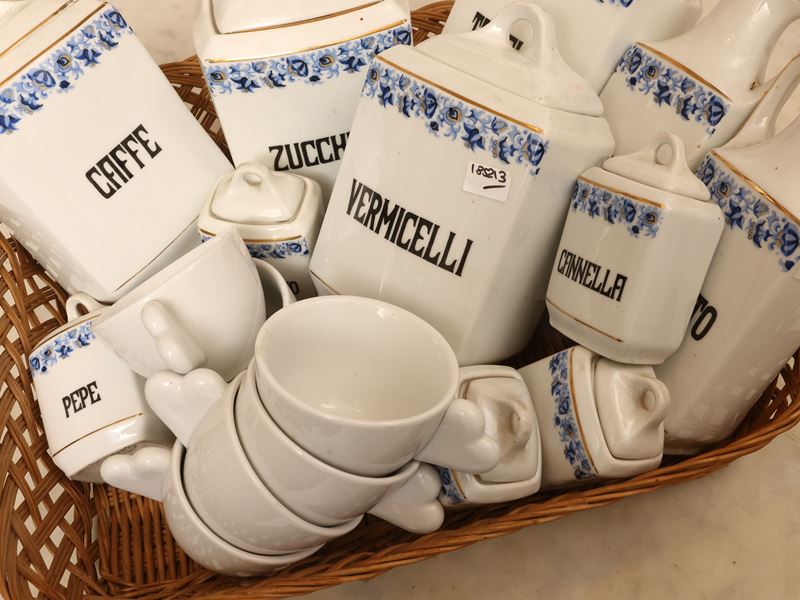 Collezione di accessori da cucina, incluse caffettiere e barattoli in porcellana