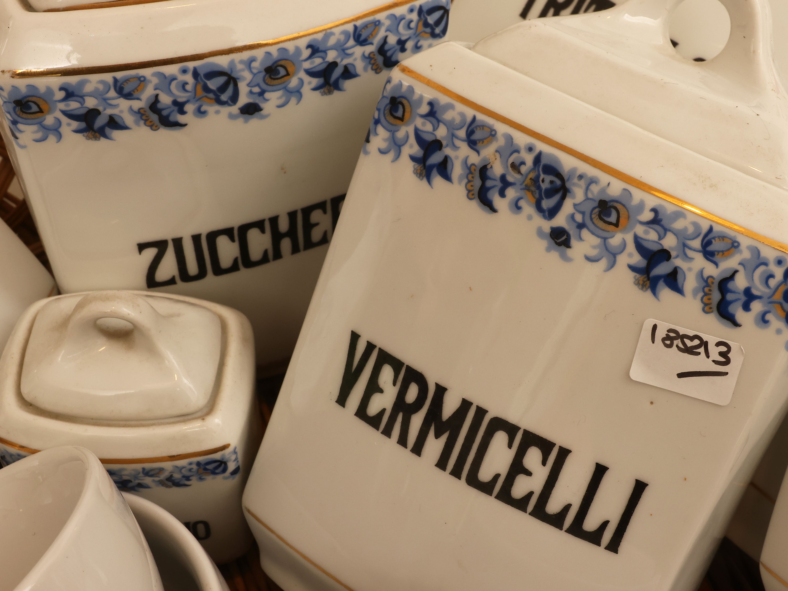 Collezione di accessori da cucina, incluse caffettiere e barattoli in porcellana