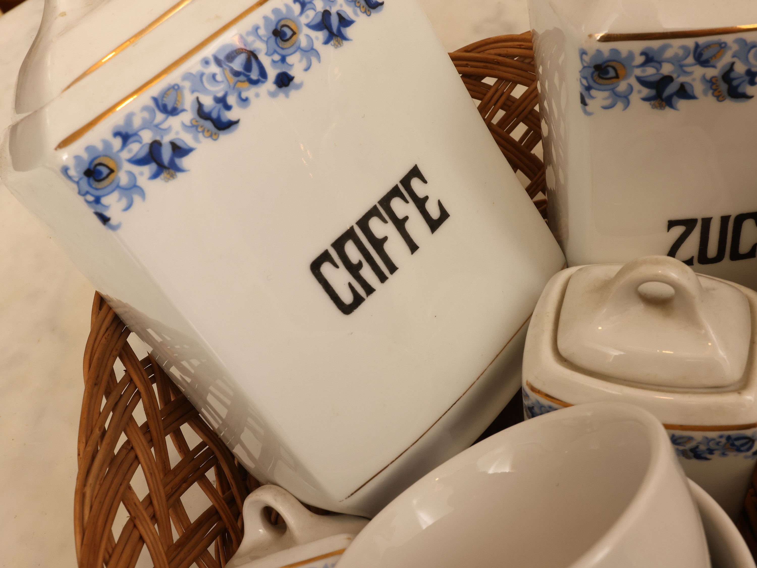Collezione di accessori da cucina, incluse caffettiere e barattoli in porcellana