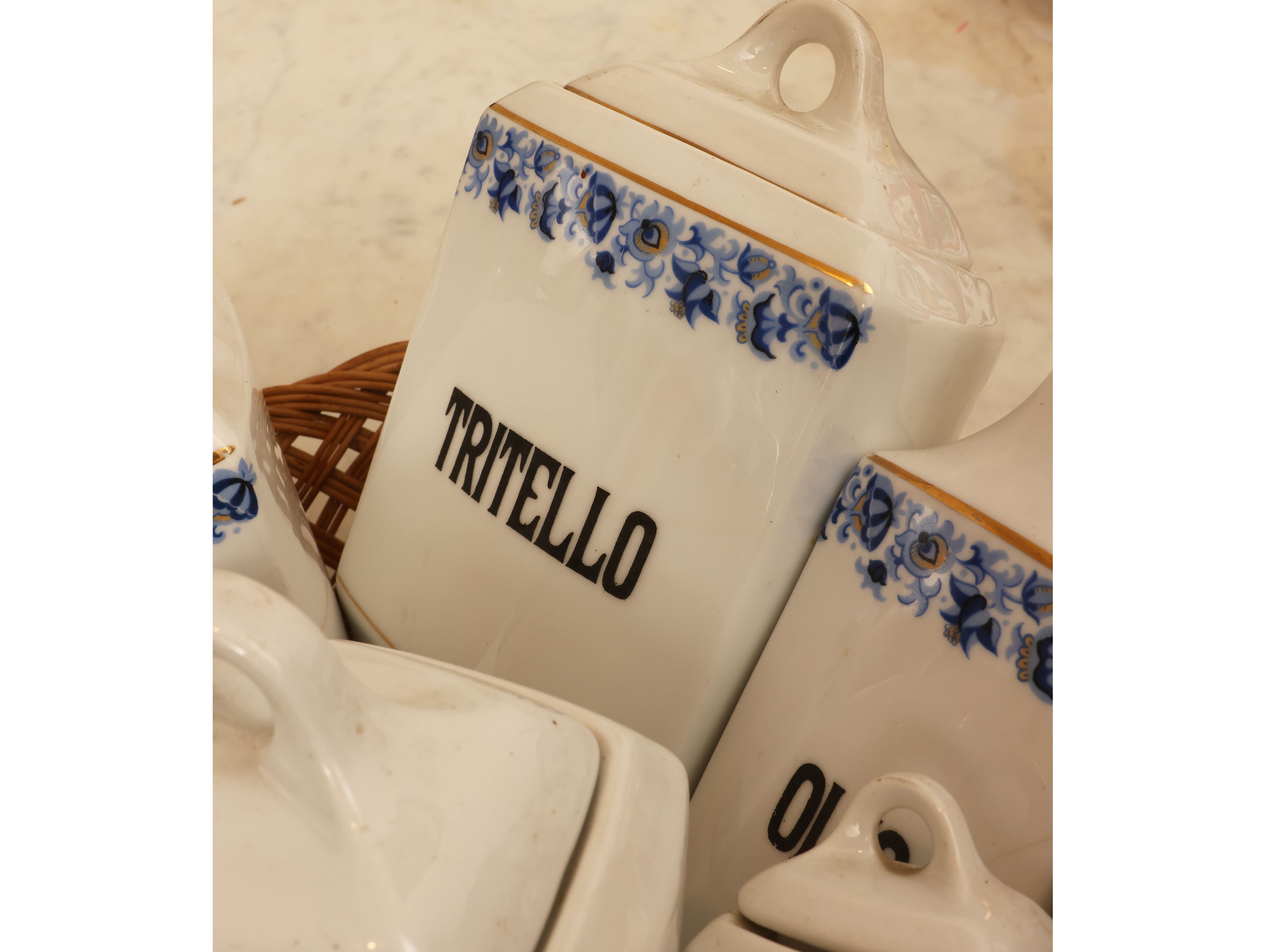 Collezione di accessori da cucina, incluse caffettiere e barattoli in porcellana