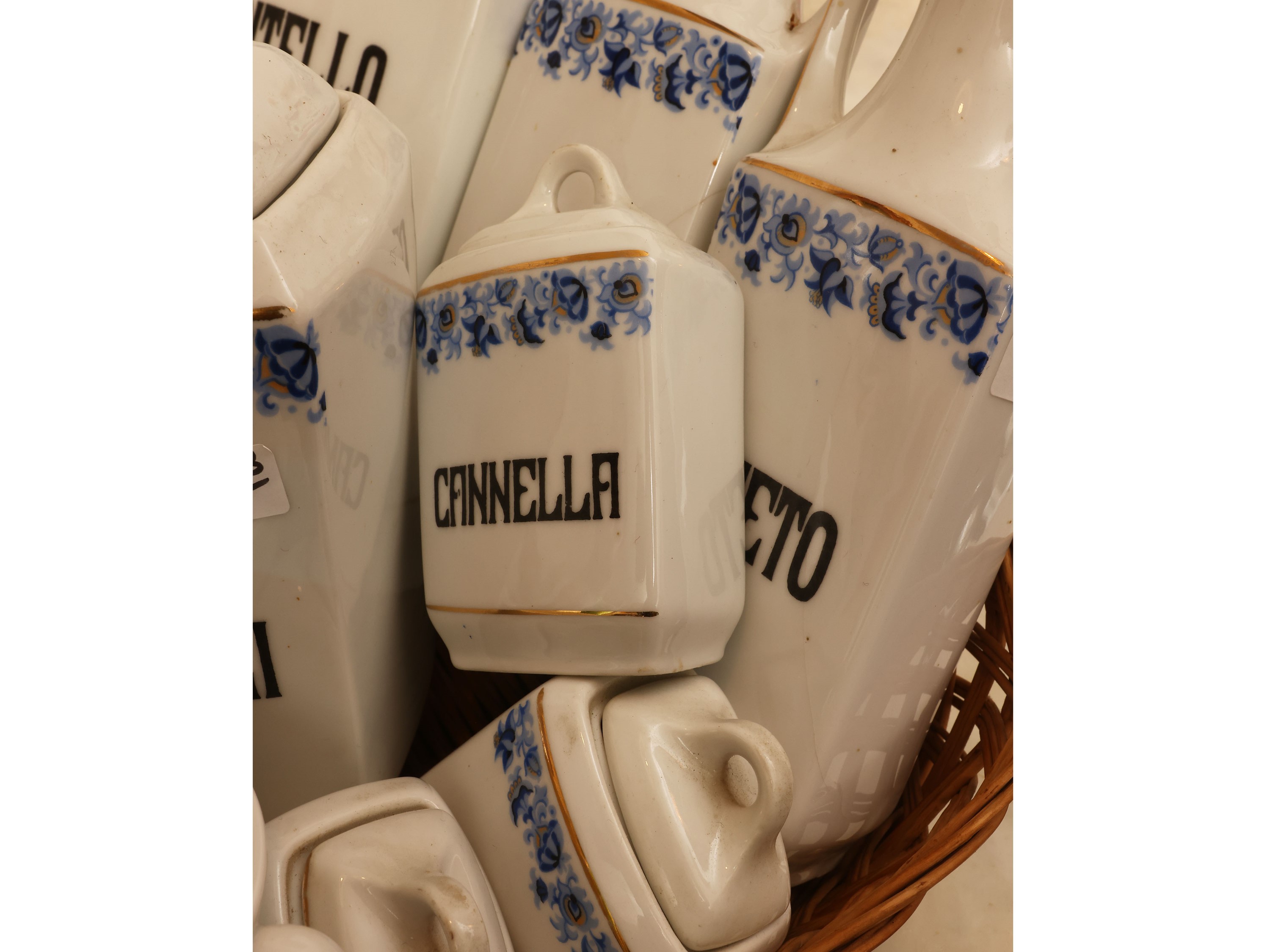 Collezione di accessori da cucina, incluse caffettiere e barattoli in porcellana