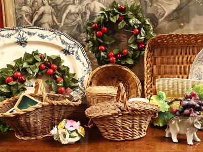 Miscellanea di curiosità: assortimento di ceste in vimini e accessori decorativi
