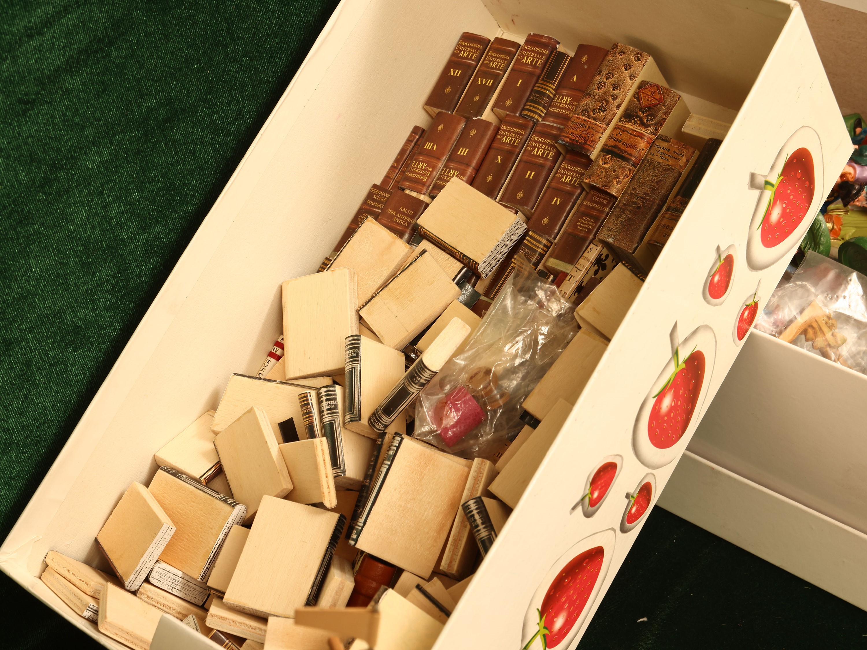 Accessori per la realizzazione di arredi in miniatura, assortimento vario