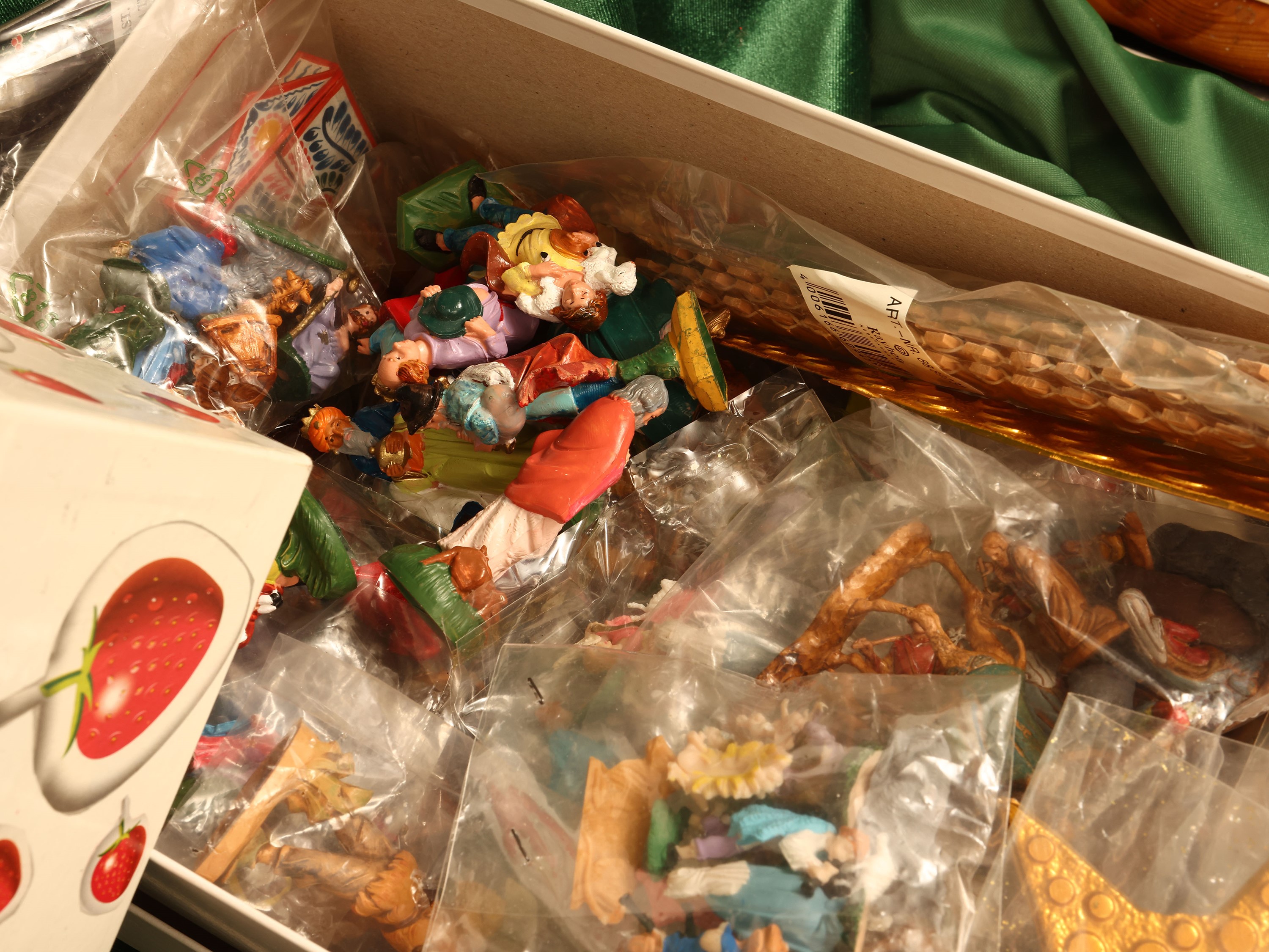 Accessori per la realizzazione di arredi in miniatura, assortimento vario