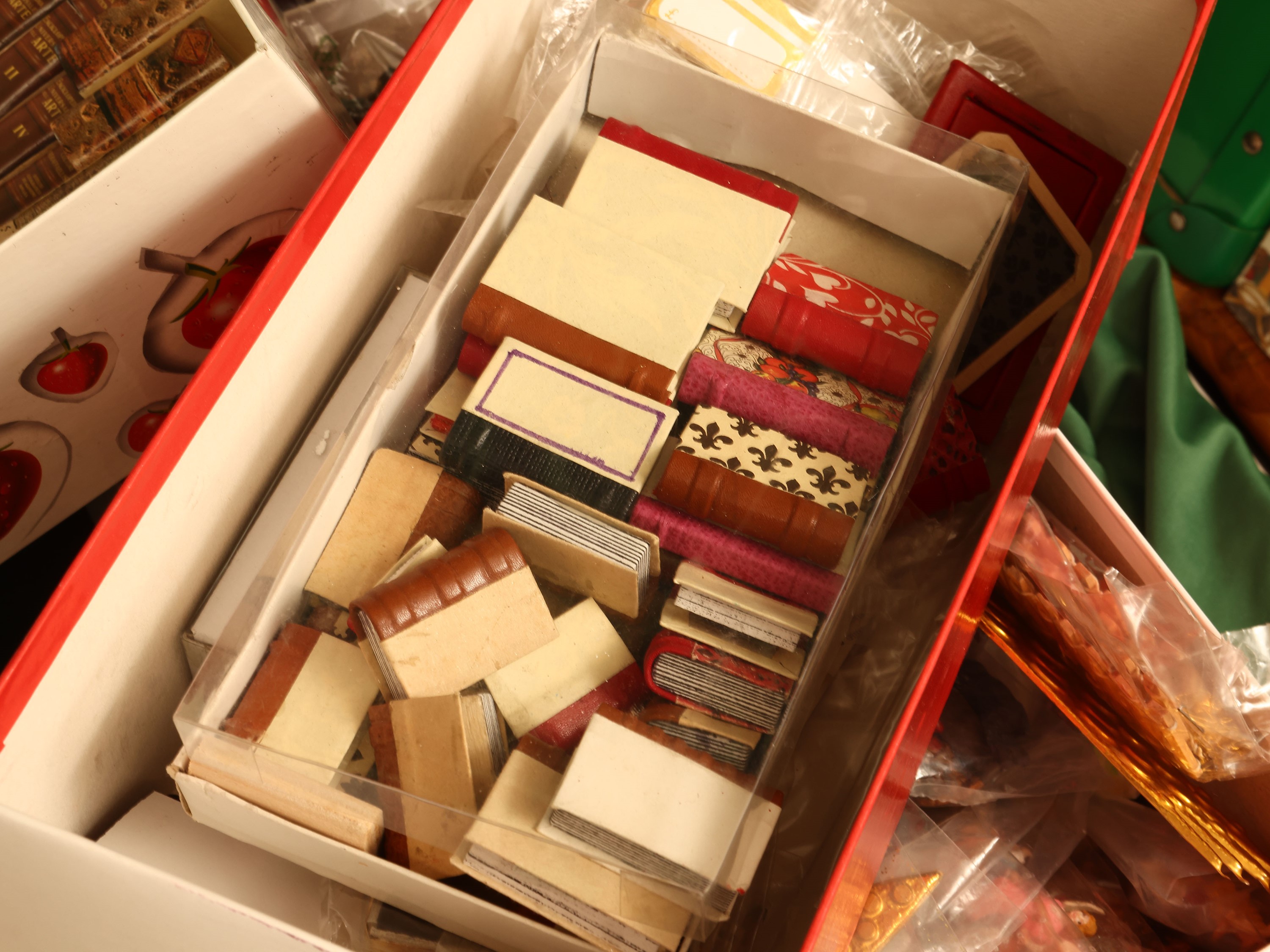 Accessori per la realizzazione di arredi in miniatura, assortimento vario