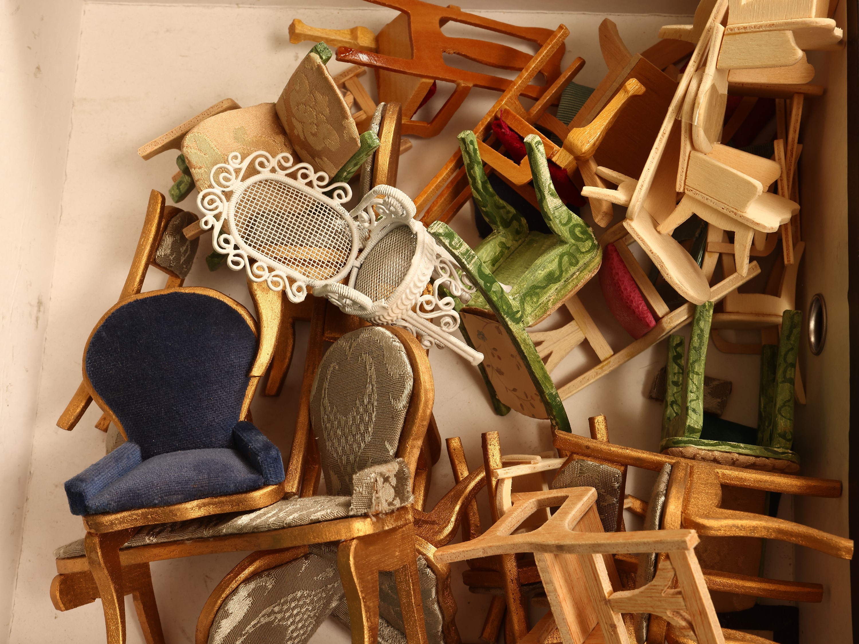 Accessori per la realizzazione di arredi in miniatura, assortimento vario