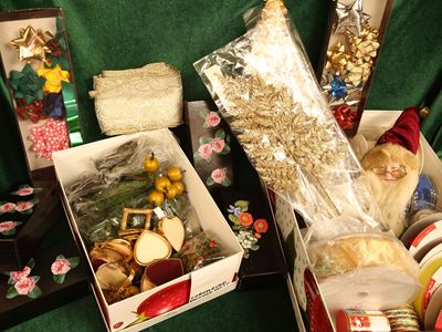 Miscellanea di elementi decorativi, assortimento di accessori per decorazione