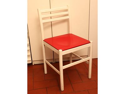 Complementi di arredo: coppia di sedie laccate in bianco e rosso con panchetti