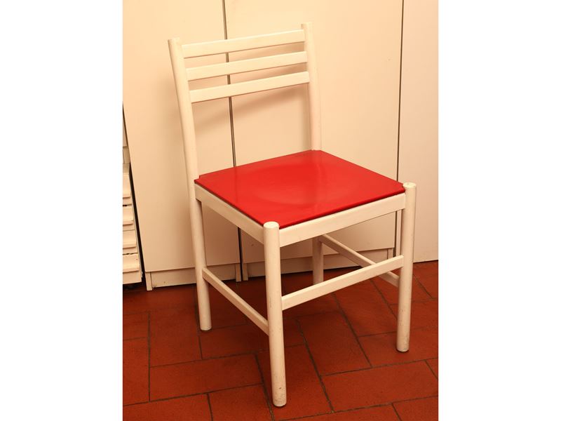 Complementi di arredo: coppia di sedie laccate in bianco e rosso con panchetti