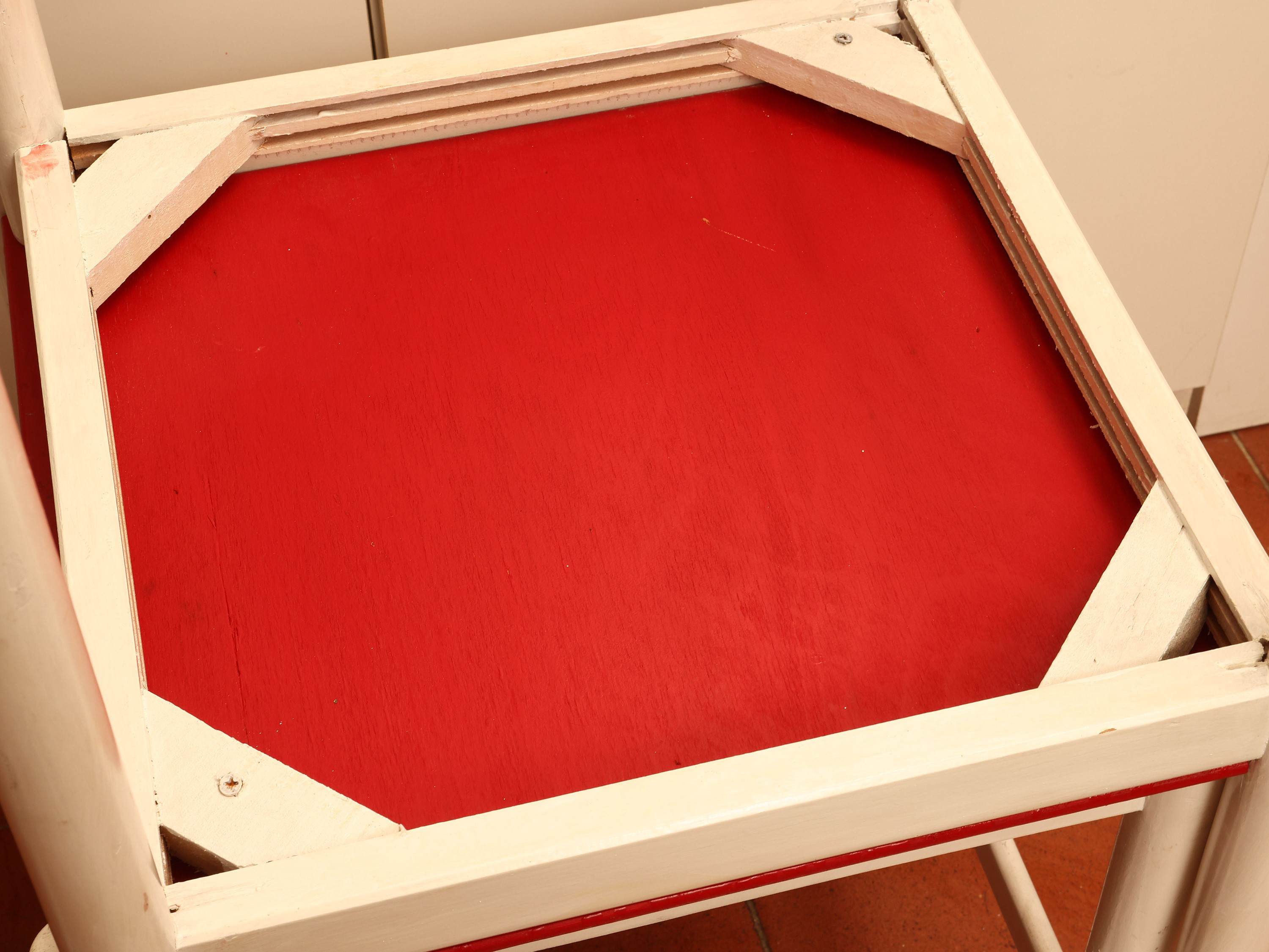 Complementi di arredo: coppia di sedie laccate in bianco e rosso con panchetti