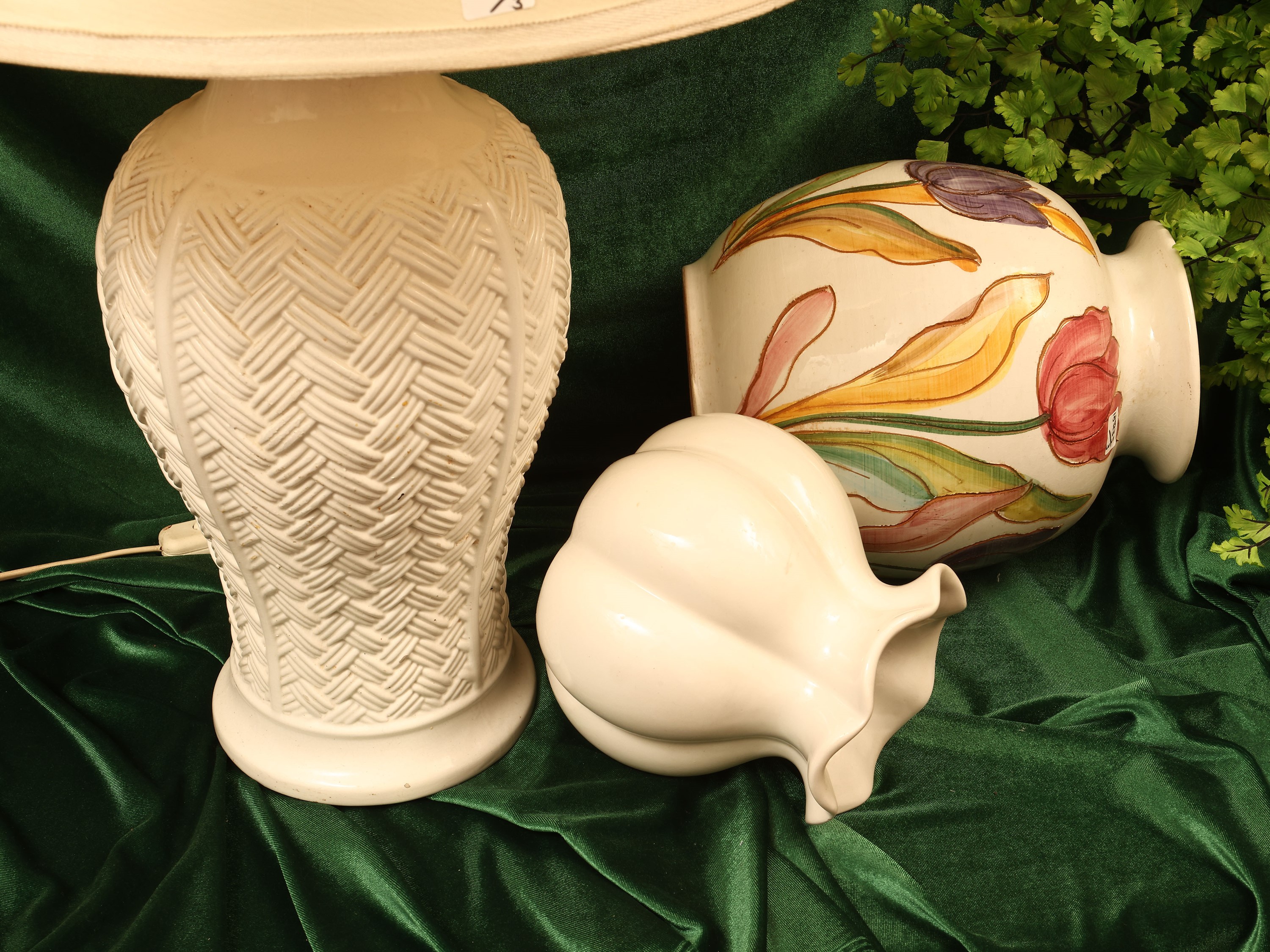 Decorazioni per la casa, comprende un lume da tavolo e vaso in ceramica