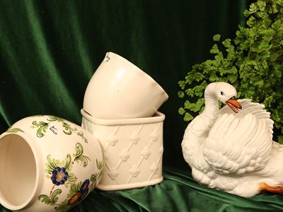 Tre vasi da fiori in porcellana e biscuit